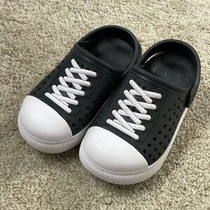 EUC Converse-like Clogs Crocs